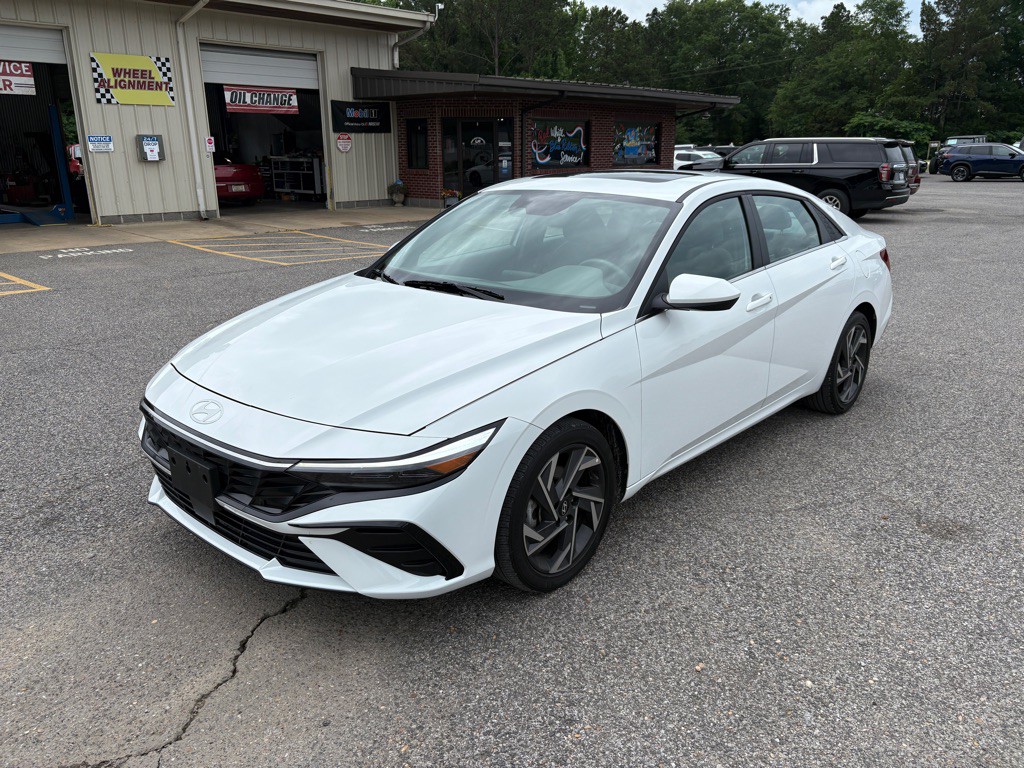 2025 Hyundai Elantra Image 1