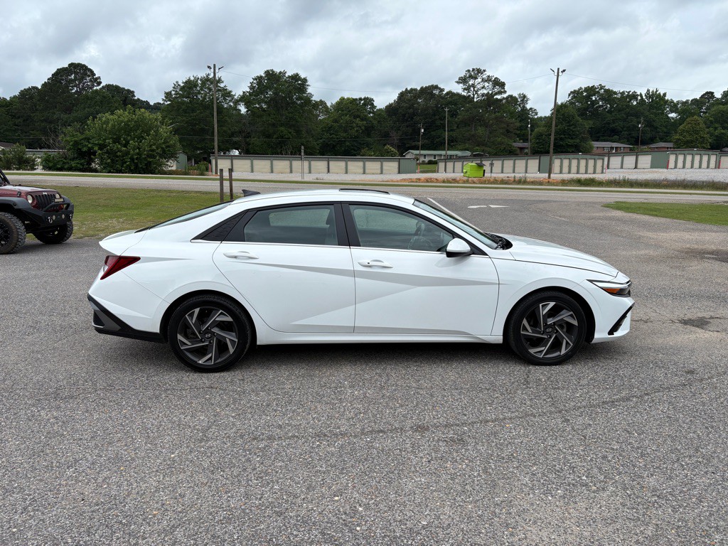 2025 Hyundai Elantra Image 2
