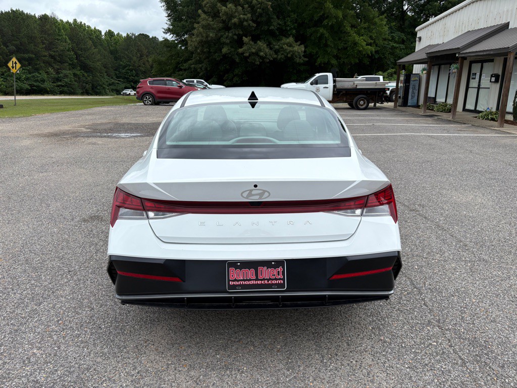 2025 Hyundai Elantra Image 3