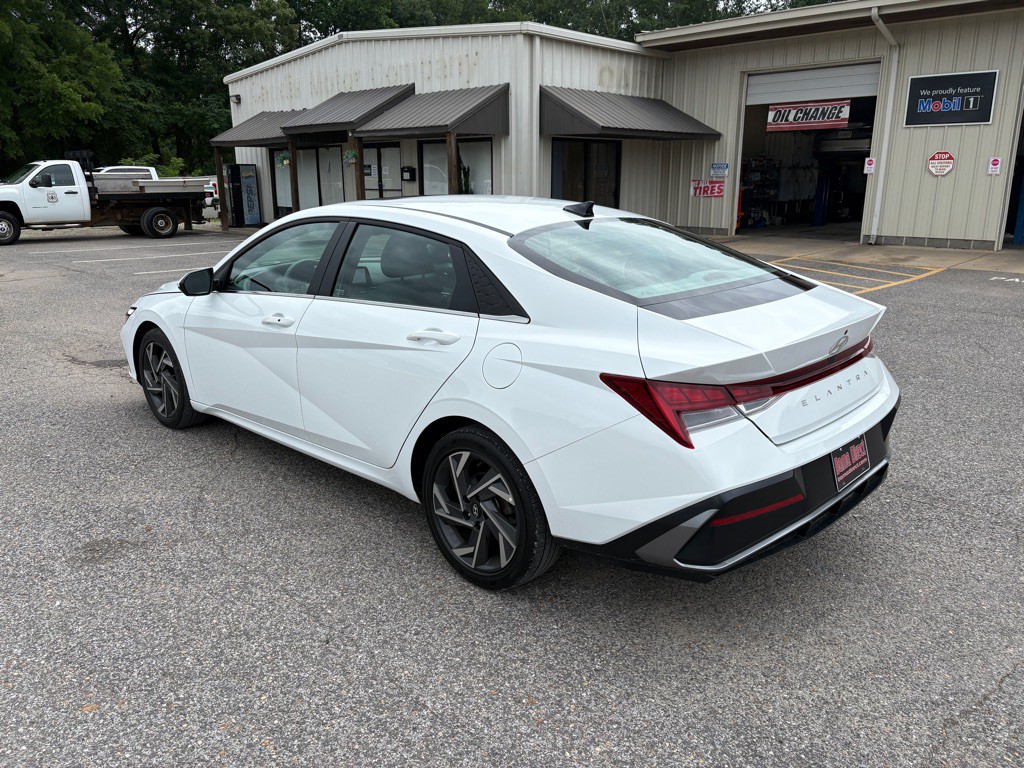 2025 Hyundai Elantra Image 4