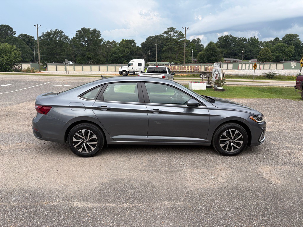 2025 Volkswagen Jetta Image 2