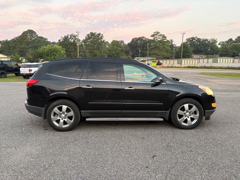 2012 Chevrolet Traverse Image 2