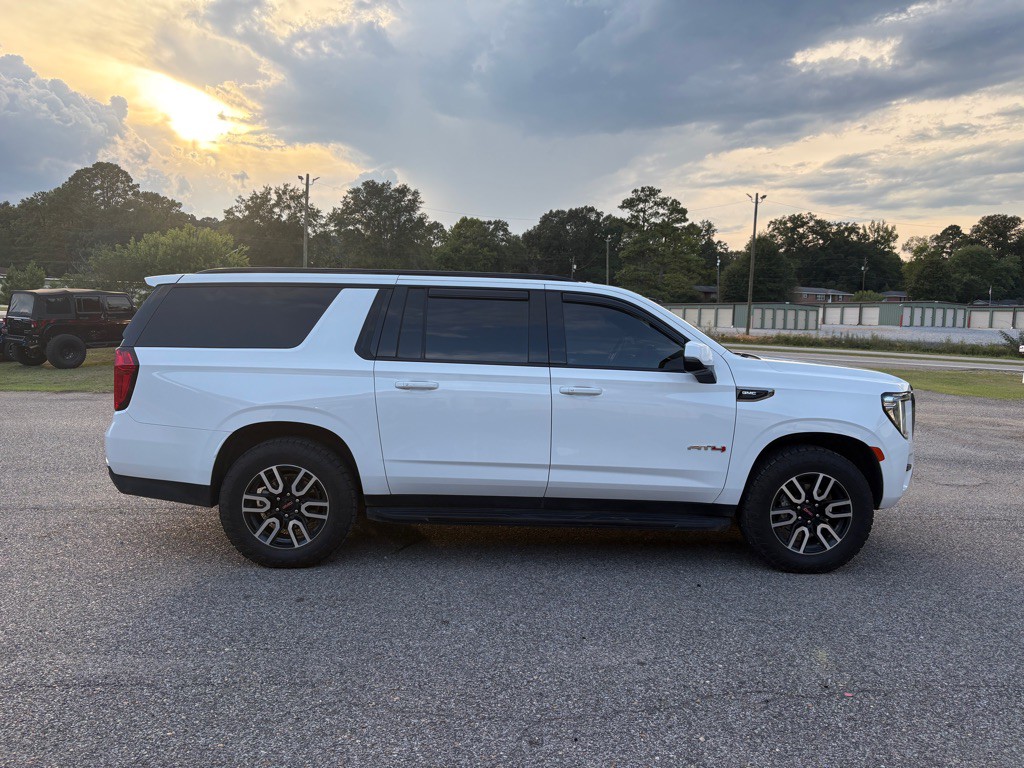 2024 GMC Yukon Image 2