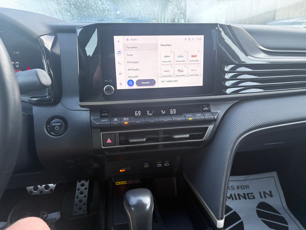 2025 Toyota Camry Image 9