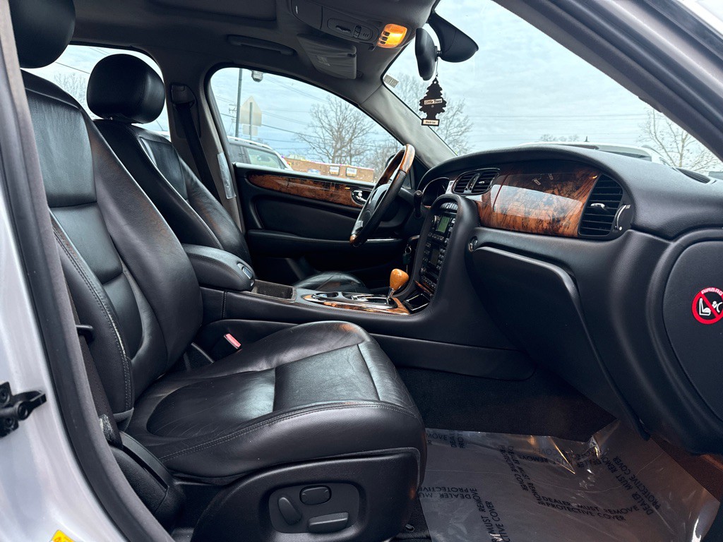 2004 Jaguar XJ Image 8