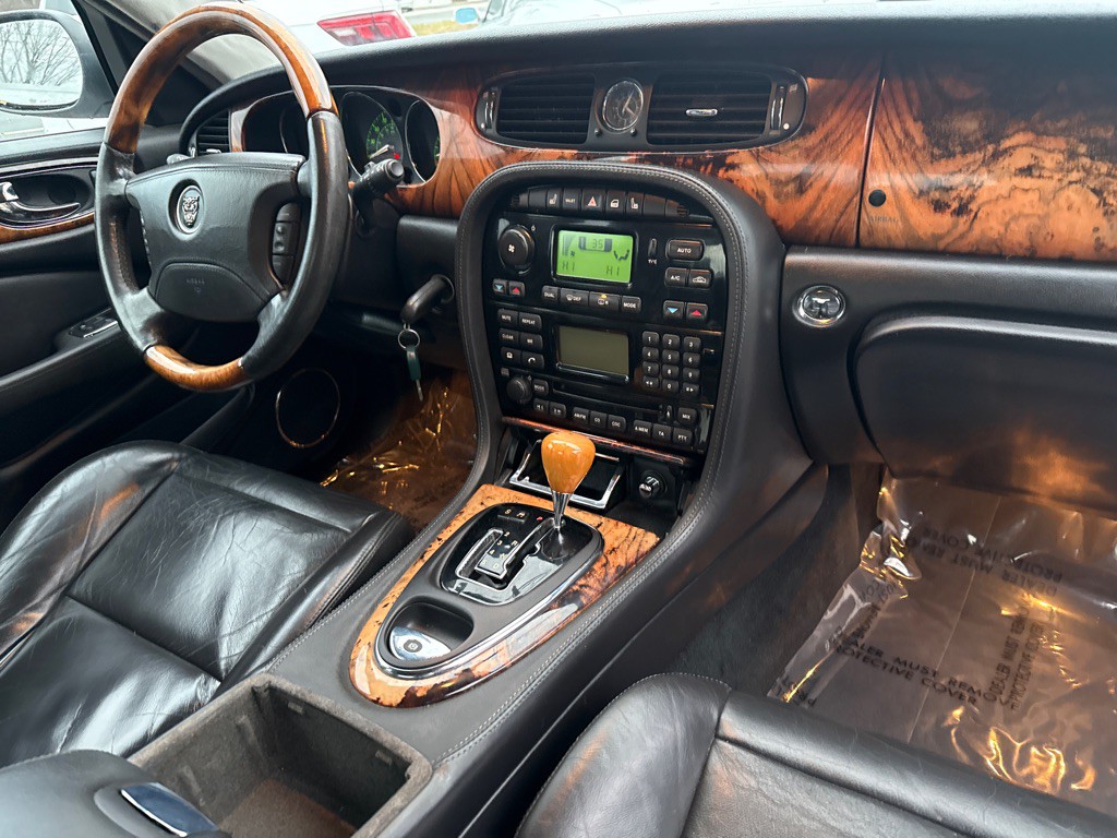2004 Jaguar XJ Image 9