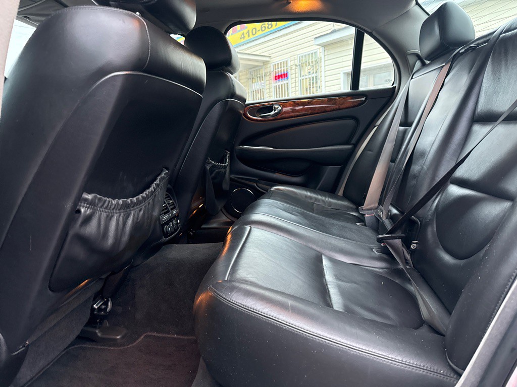 2004 Jaguar XJ Image 10