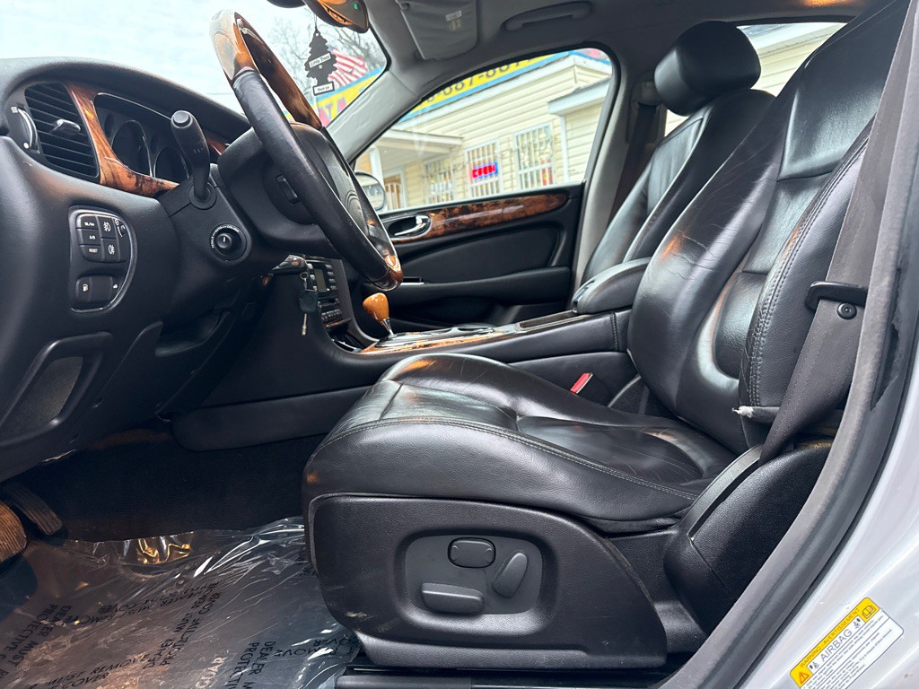 2004 Jaguar XJ Image 11