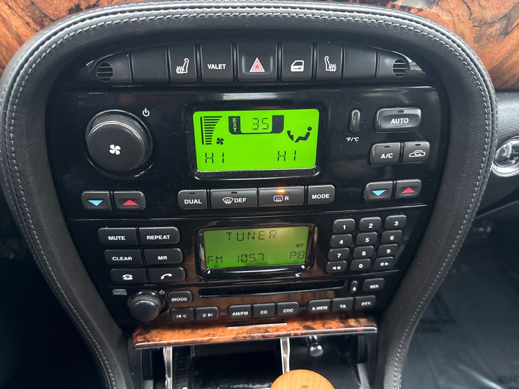 2004 Jaguar XJ Image 12