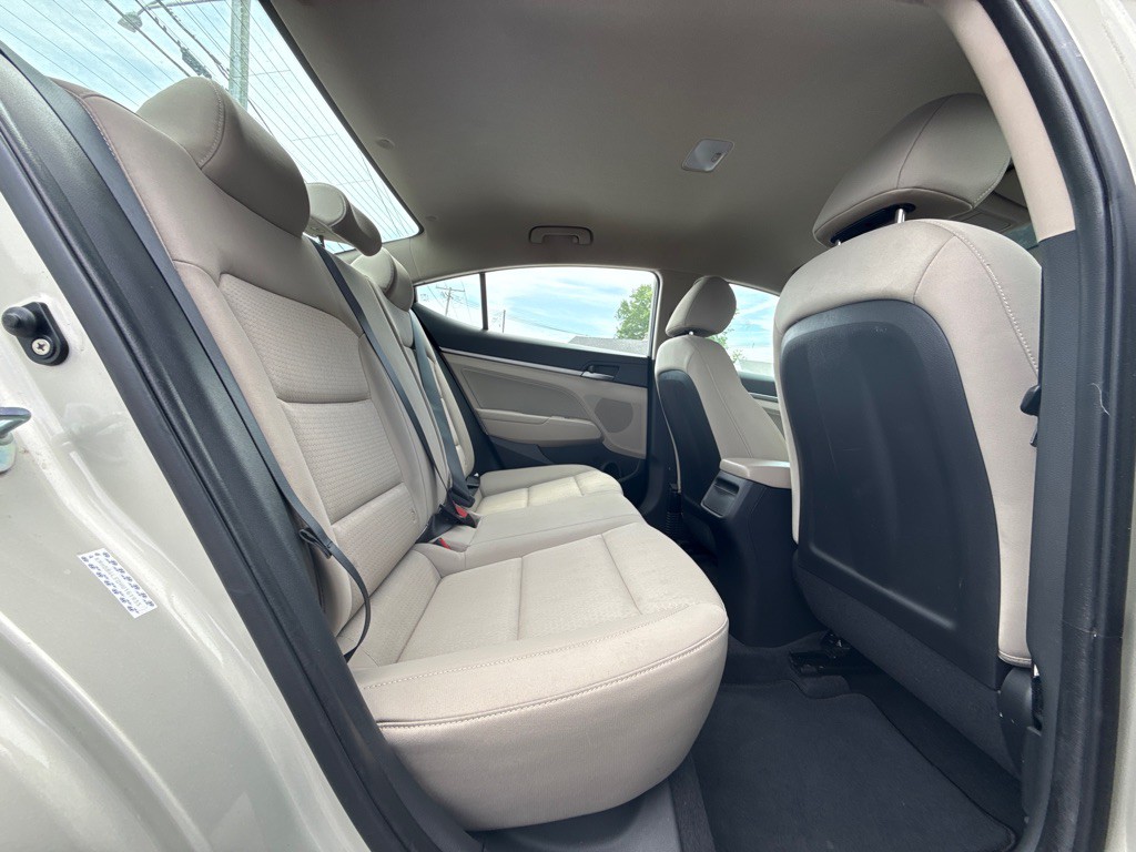 2017 Hyundai Elantra Image 8