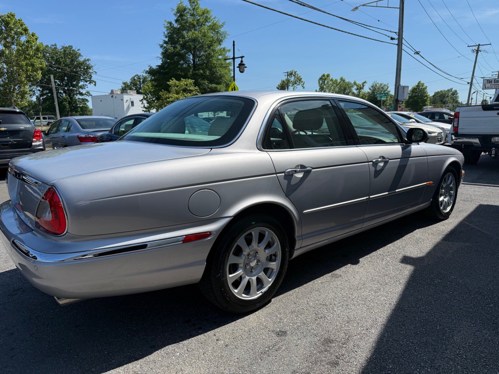 2004 Jaguar XJ Image 3