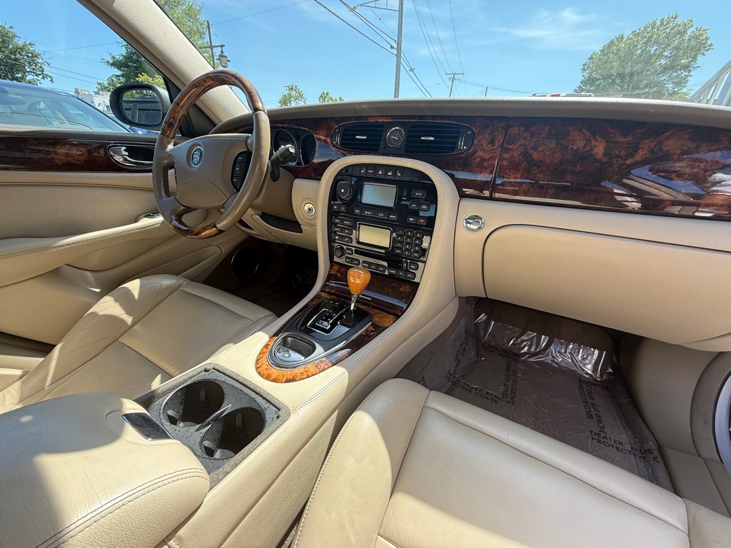 2004 Jaguar XJ Image 6