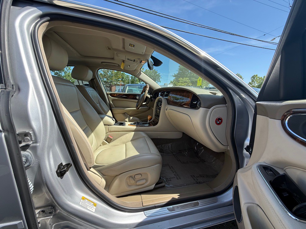 2004 Jaguar XJ Image 7