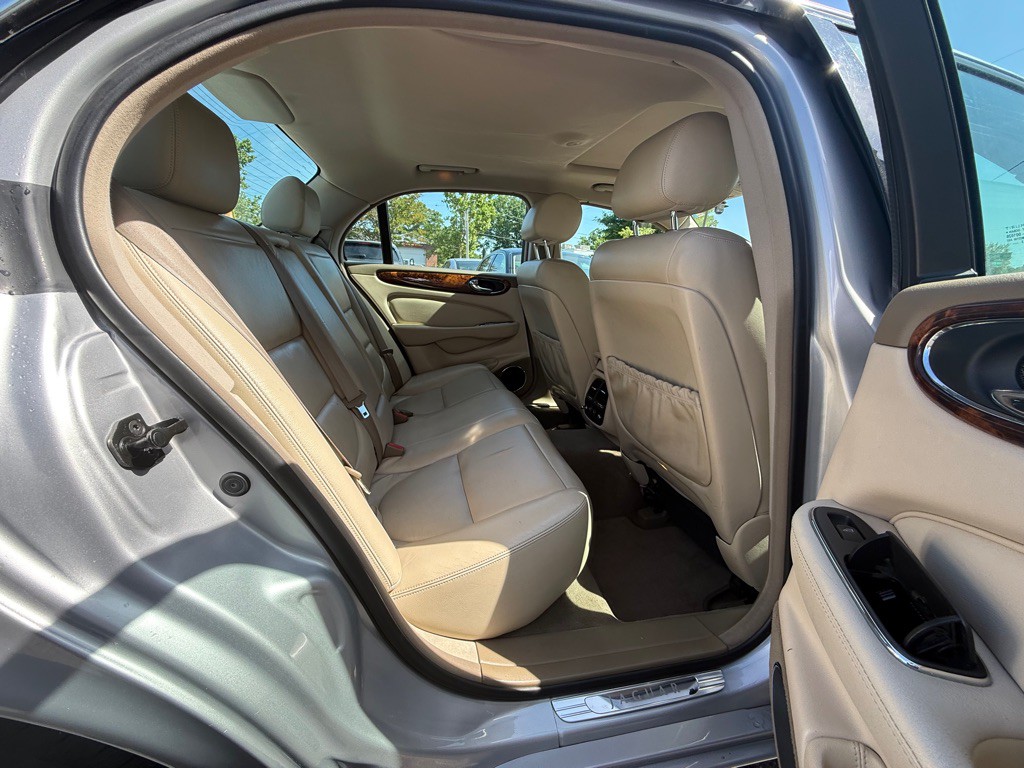2004 Jaguar XJ Image 8