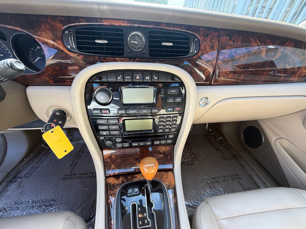 2004 Jaguar XJ Image 9