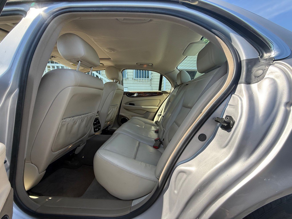 2004 Jaguar XJ Image 10