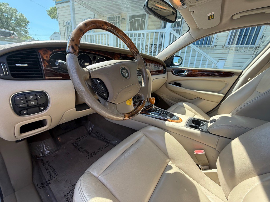 2004 Jaguar XJ Image 11