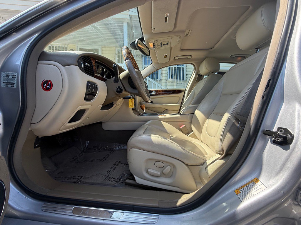 2004 Jaguar XJ Image 12