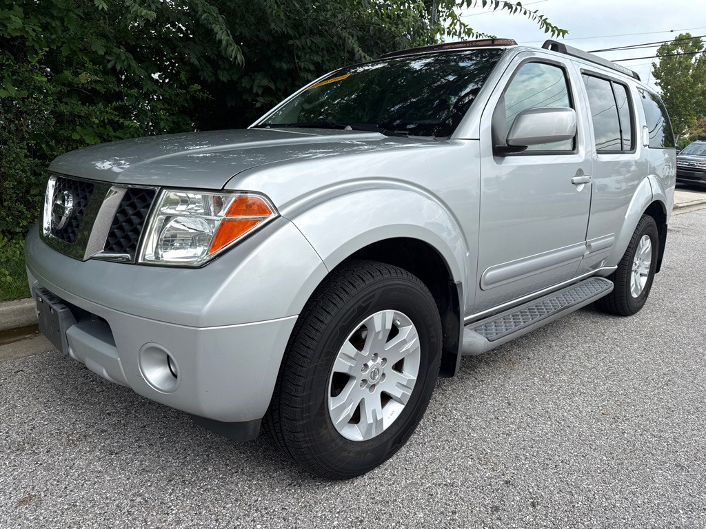 2005 Nissan Pathfinder Image 1