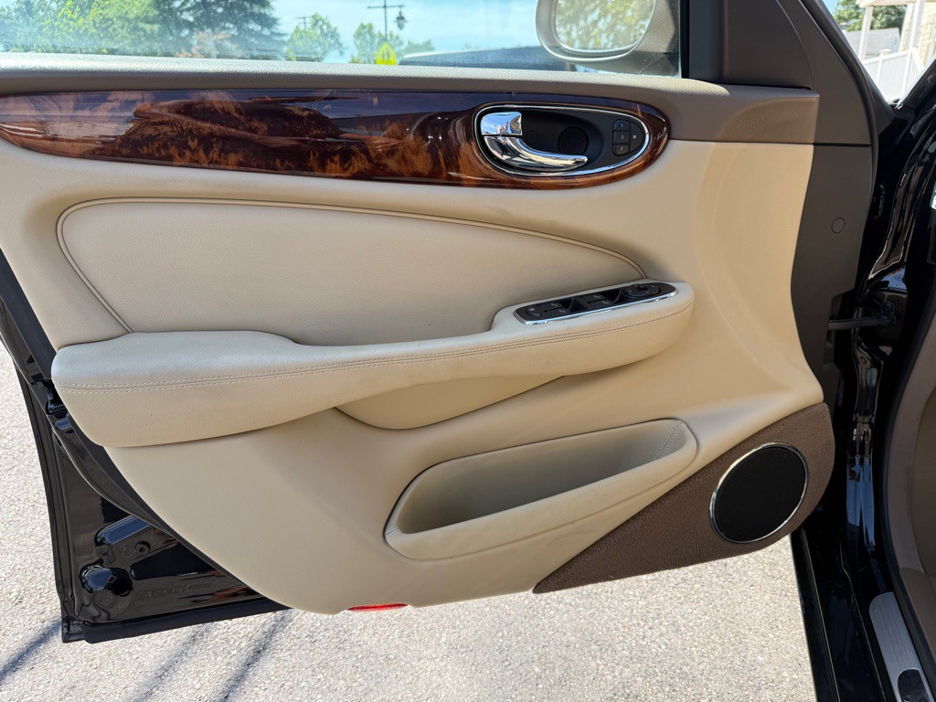 2005 Jaguar XJ Image 7
