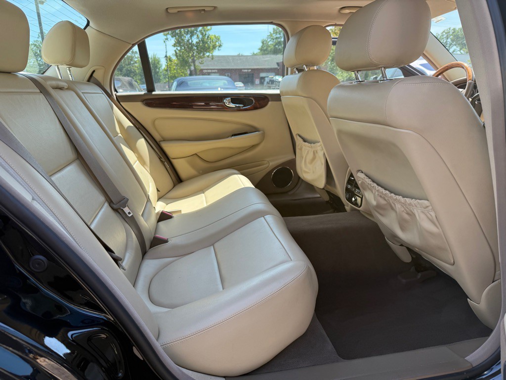 2005 Jaguar XJ Image 8