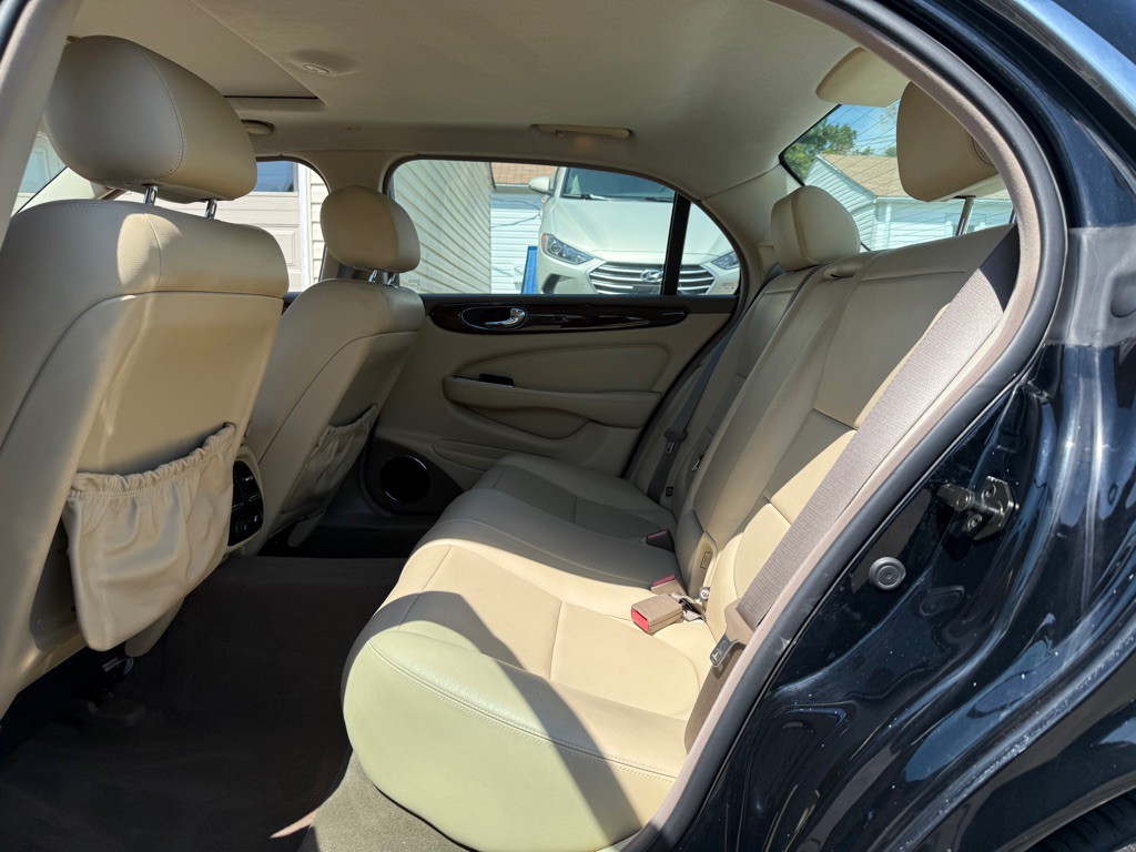 2005 Jaguar XJ Image 9