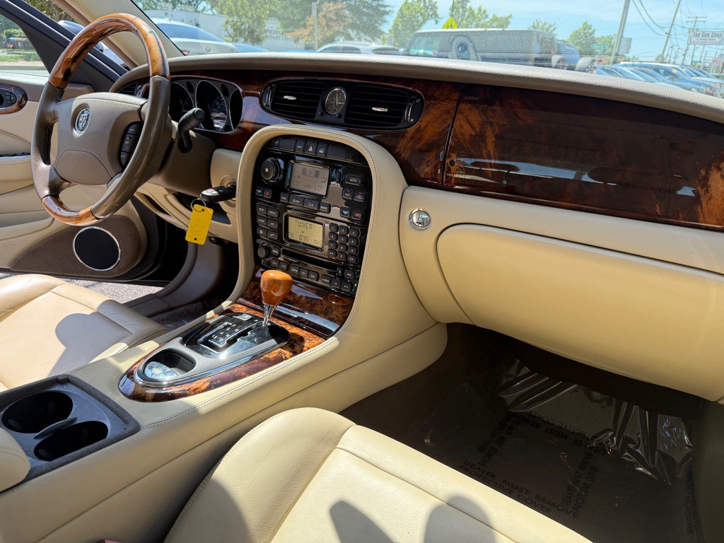 2005 Jaguar XJ Image 10