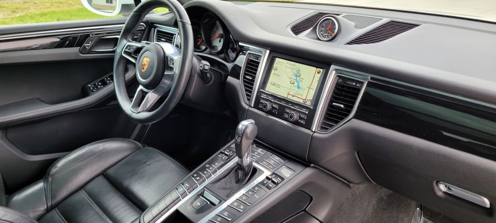 2015 Porsche Macan Image 12
