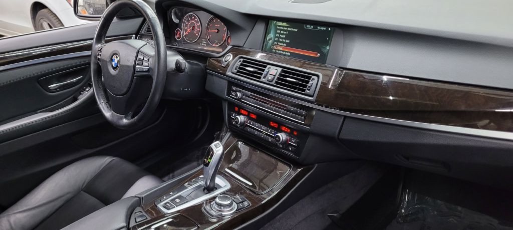 2013 BMW 5 Series Image 9