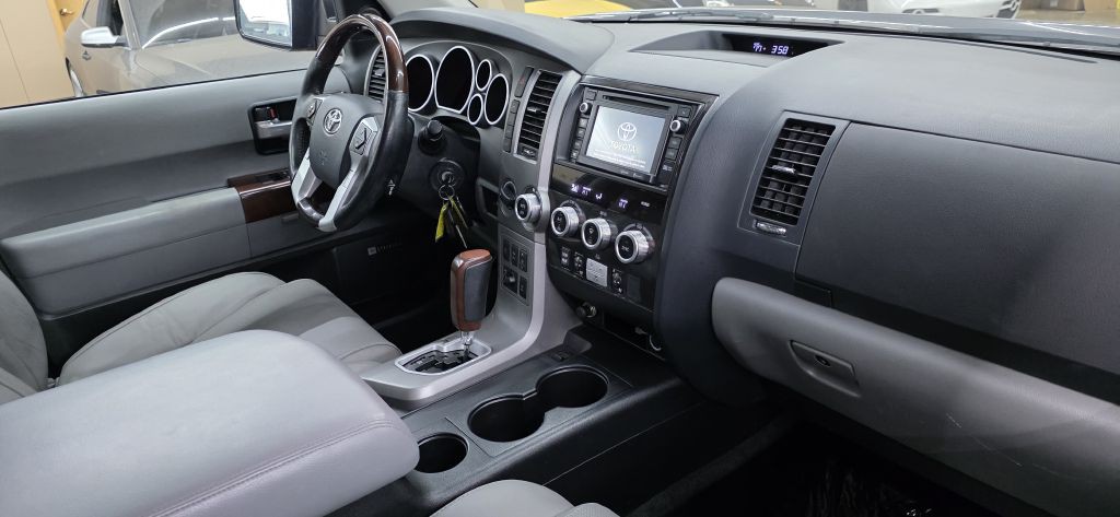 2014 Toyota Sequoia Image 9