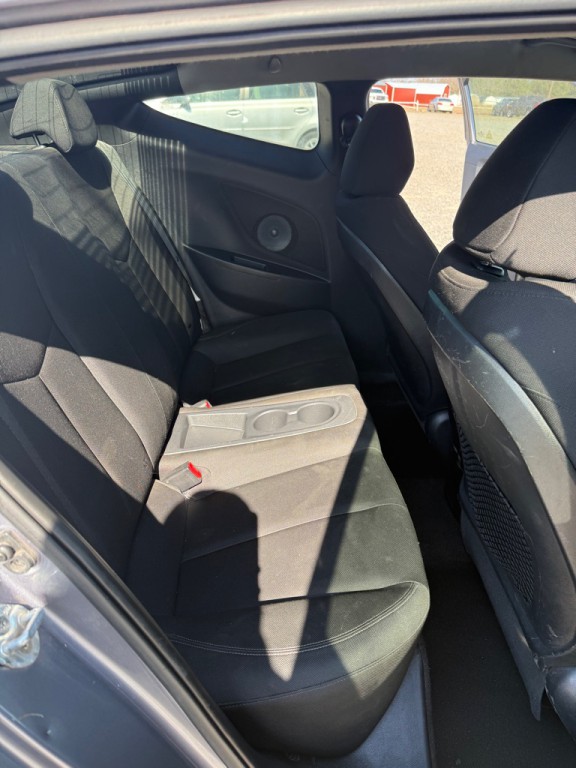 2016 Hyundai Veloster Image 9