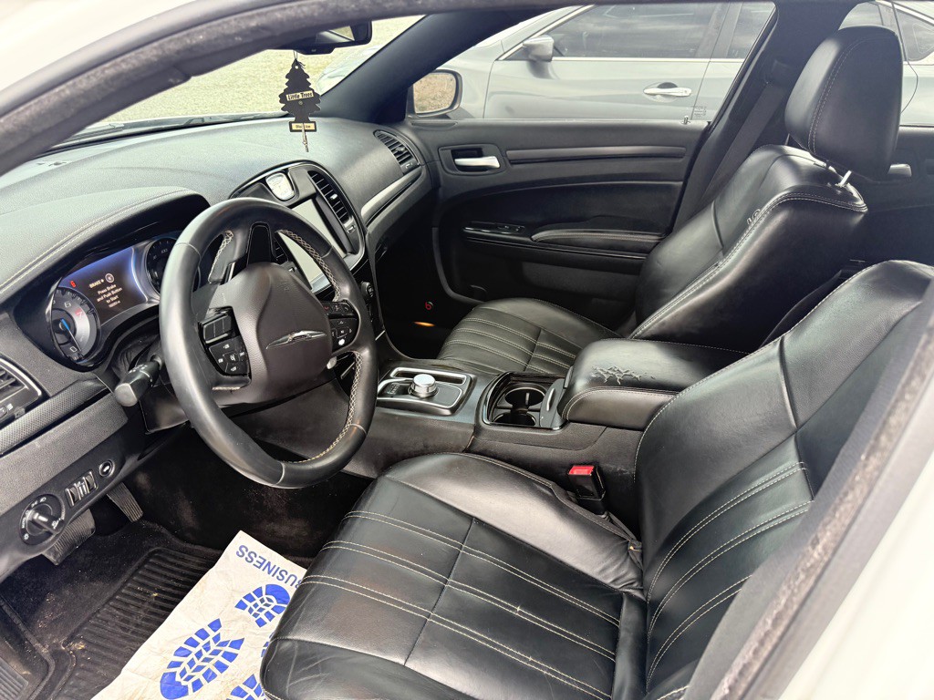 2015 Chrysler 300 Image 2