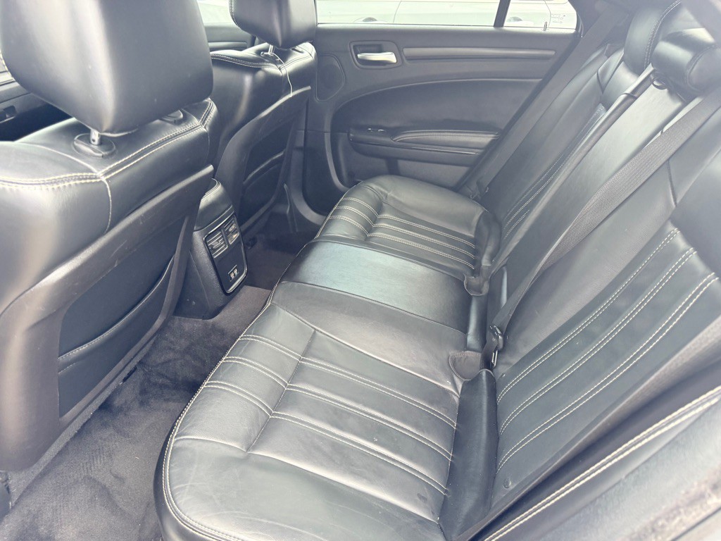 2015 Chrysler 300 Image 3