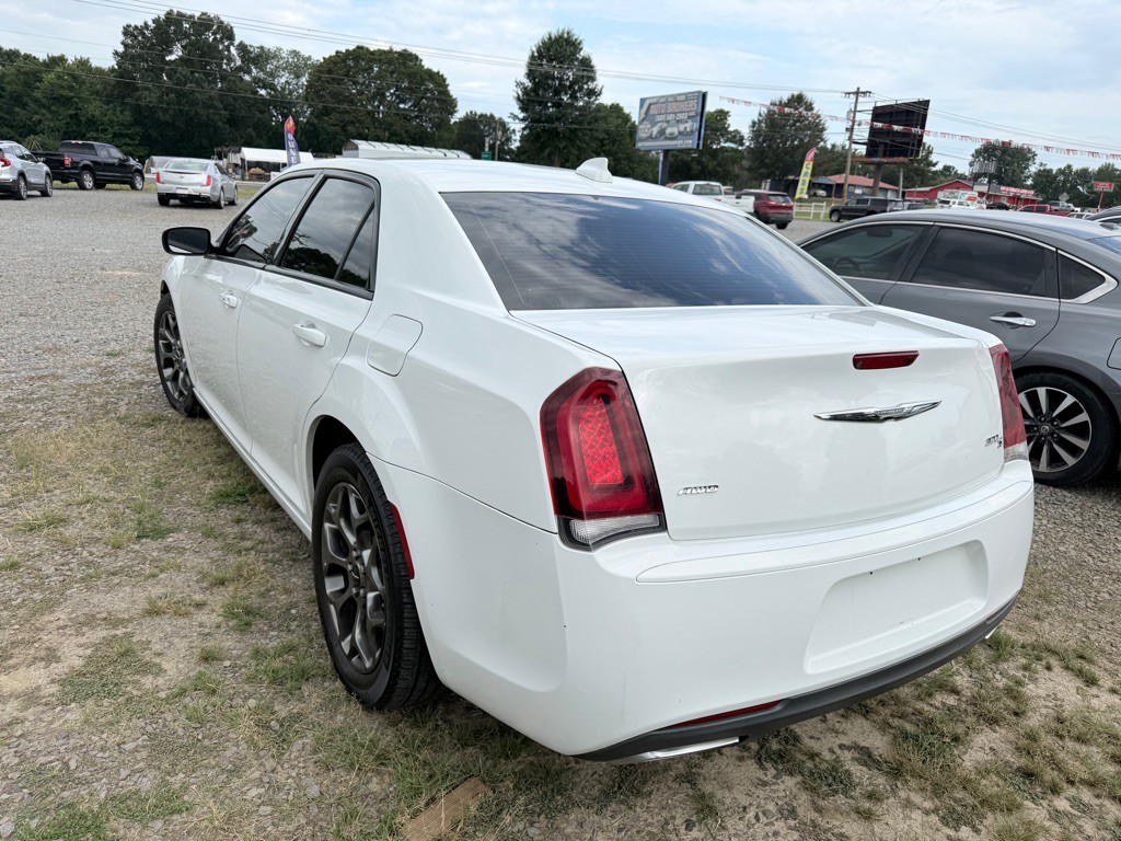 2015 Chrysler 300 Image 8
