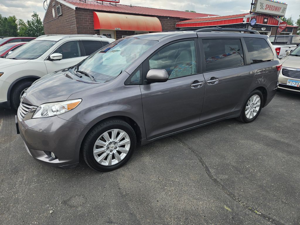 2015 Toyota Sienna Image 1