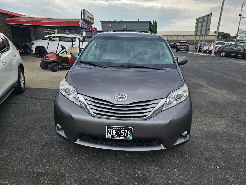 2015 Toyota Sienna Image 2