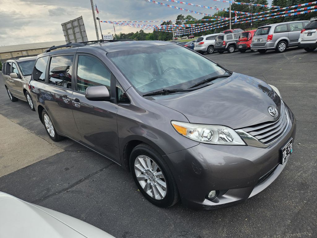 2015 Toyota Sienna Image 3