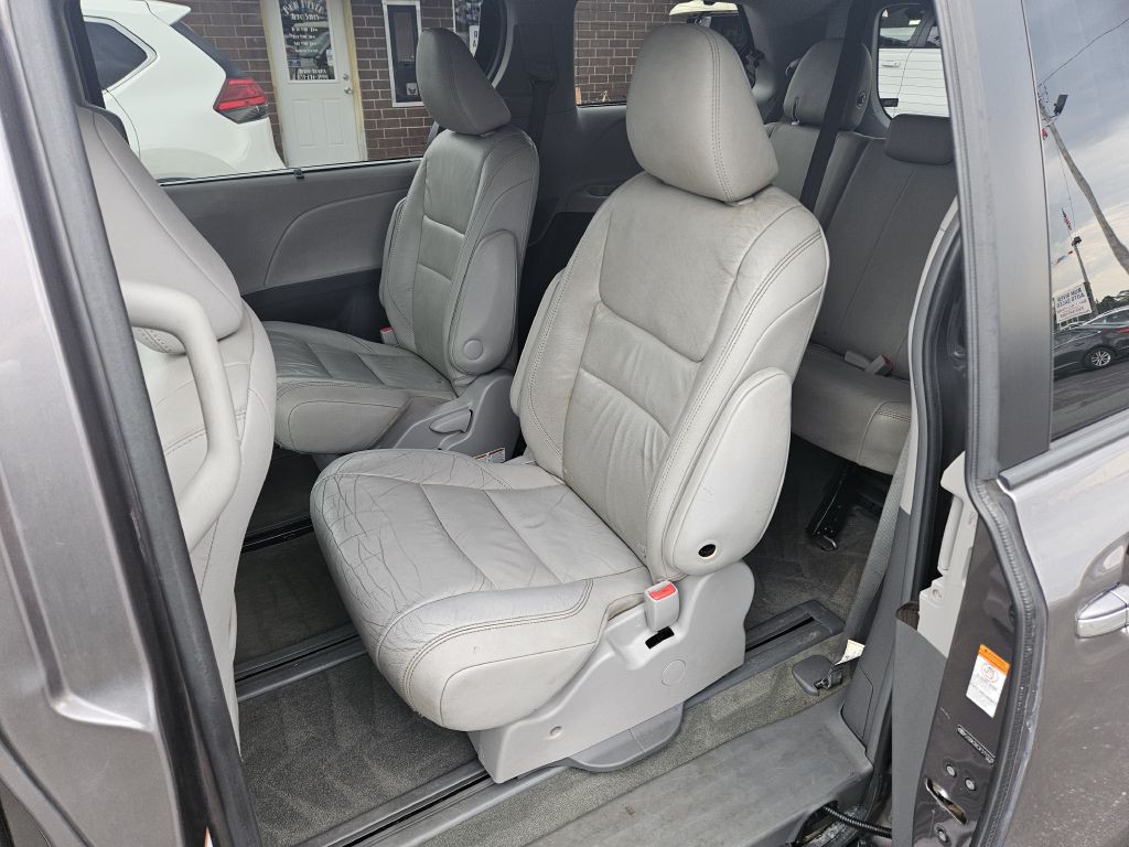 2015 Toyota Sienna Image 6