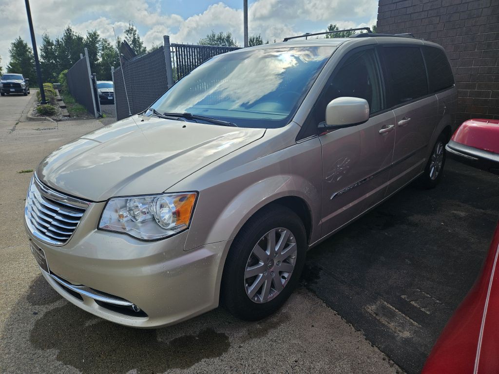 2016 Chrysler Town & Country Image 1