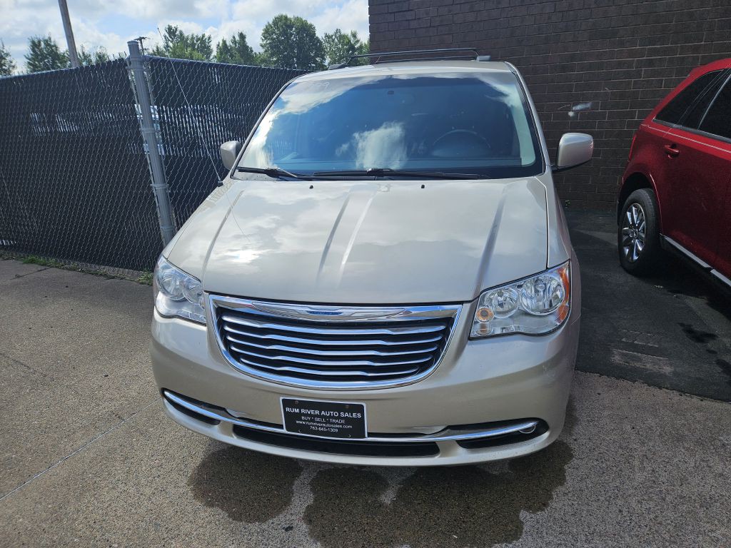 2016 Chrysler Town & Country Image 2