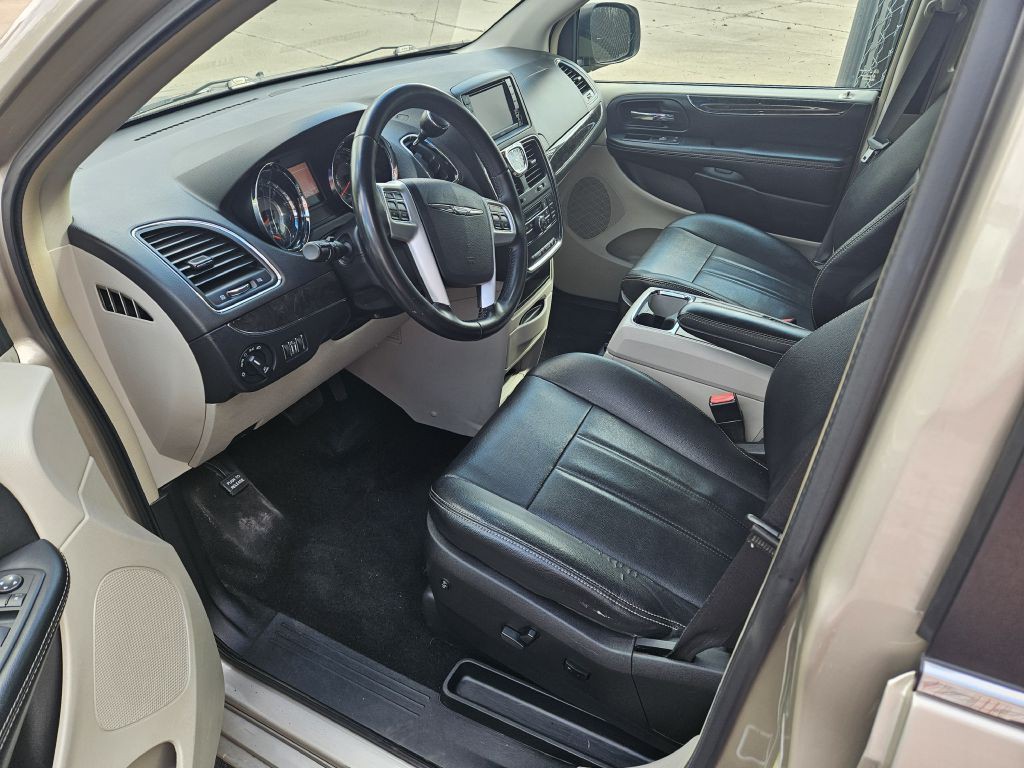 2016 Chrysler Town & Country Image 4