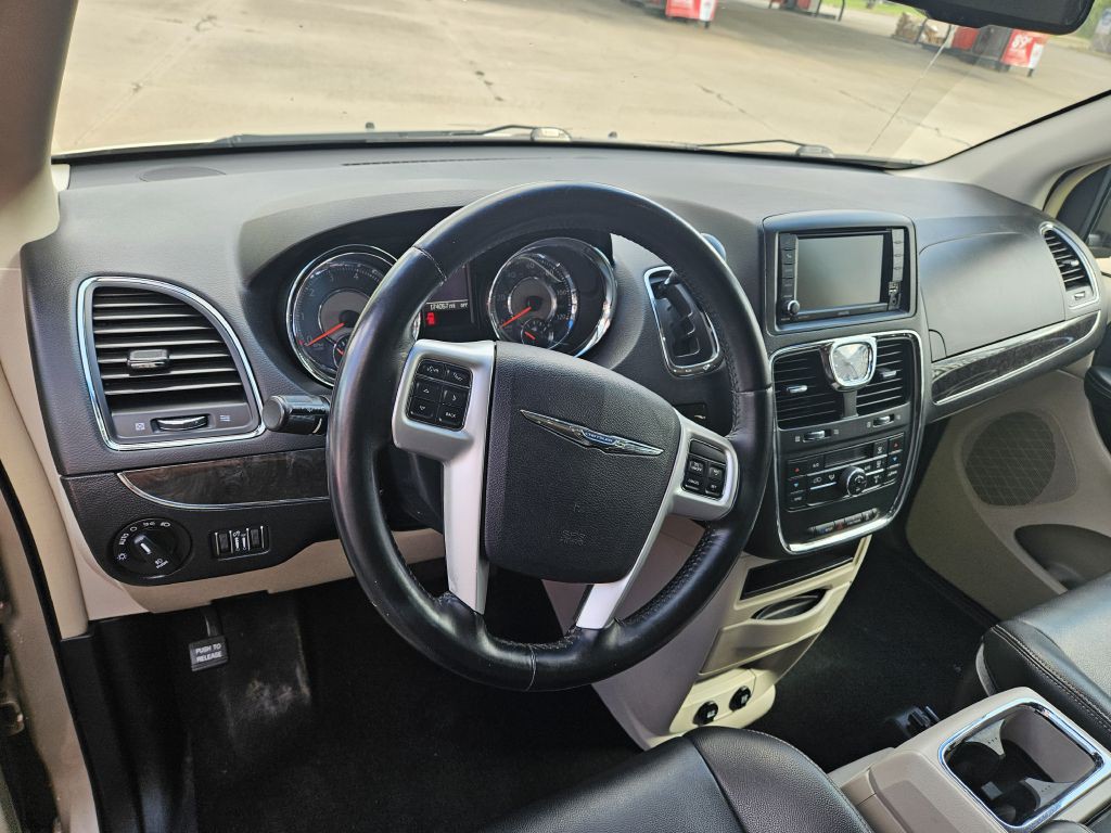 2016 Chrysler Town & Country Image 5