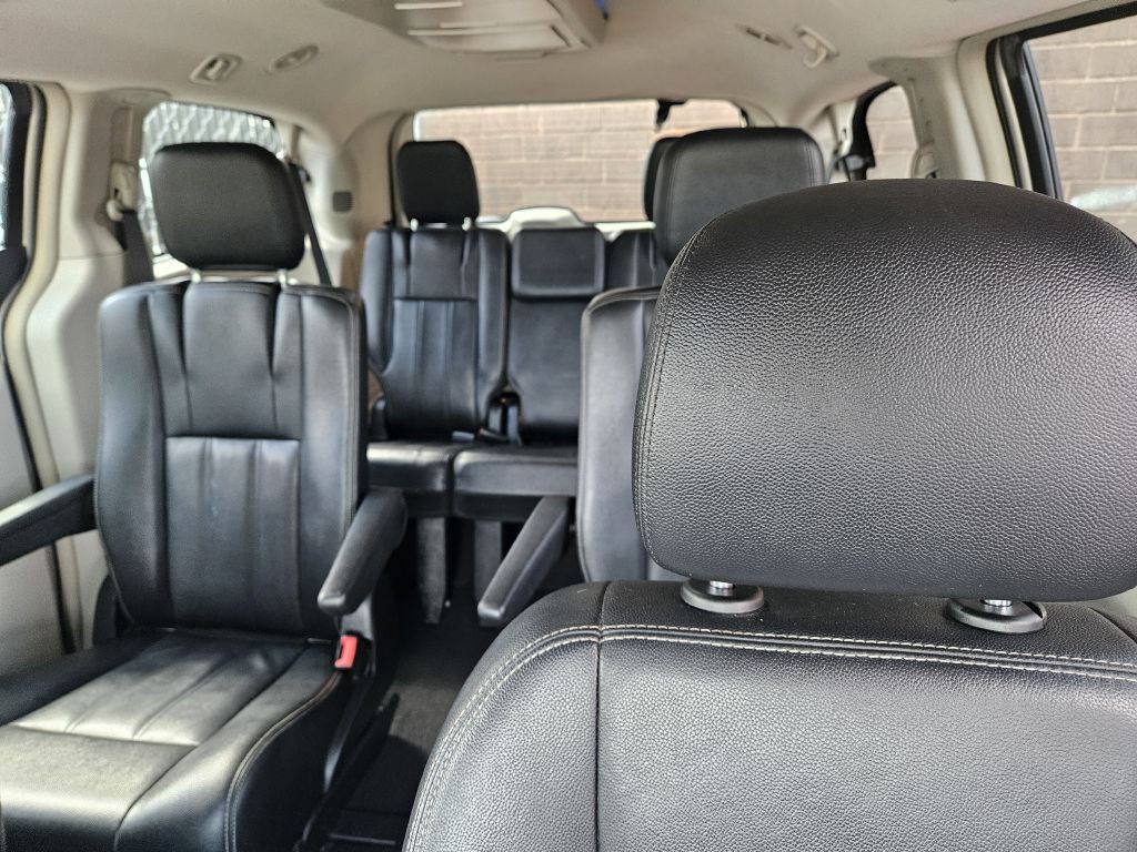2016 Chrysler Town & Country Image 6