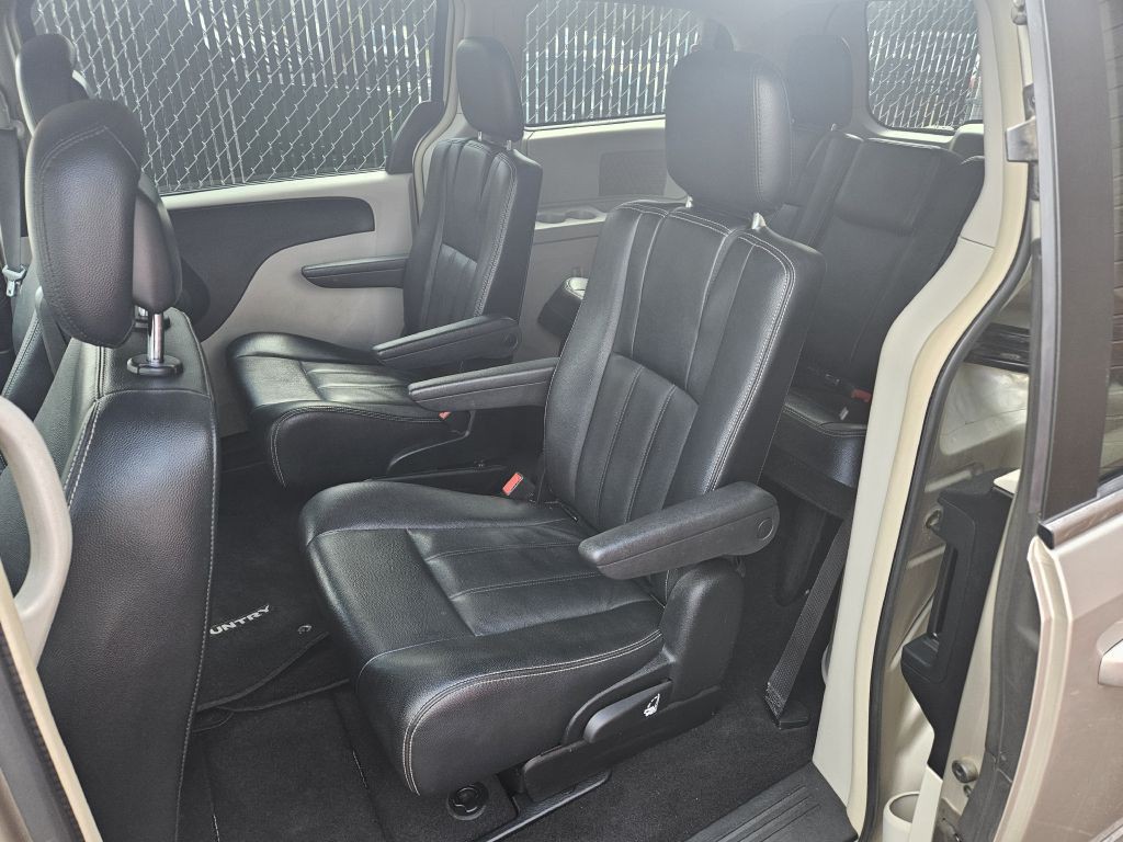 2016 Chrysler Town & Country Image 7