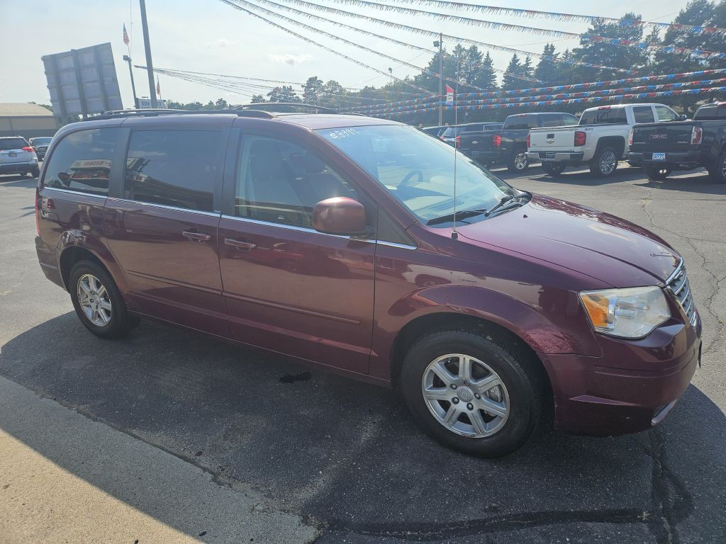 2008 Chrysler Town & Country Image 1