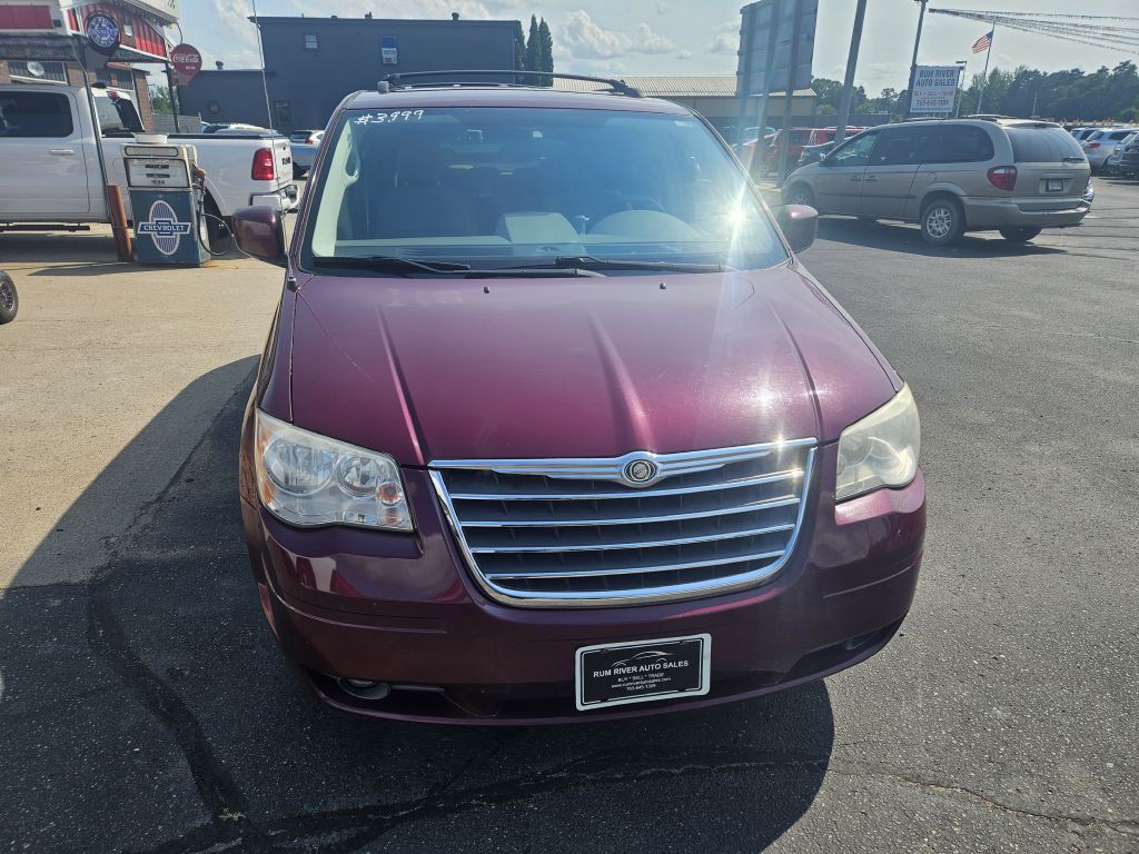 2008 Chrysler Town & Country Image 2