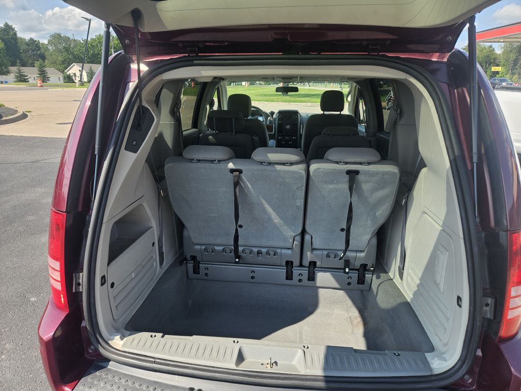 2008 Chrysler Town & Country Image 4