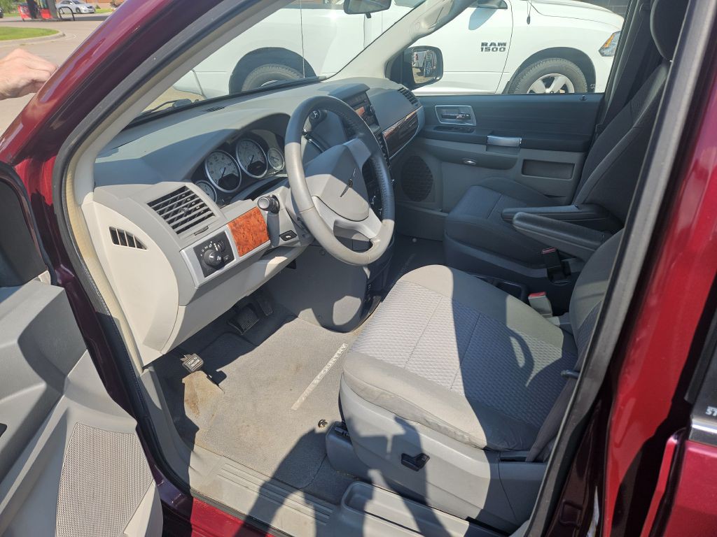 2008 Chrysler Town & Country Image 5