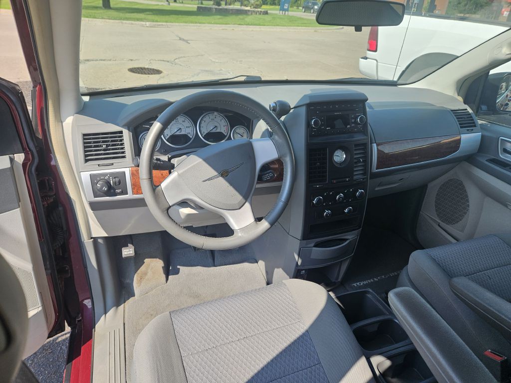 2008 Chrysler Town & Country Image 7