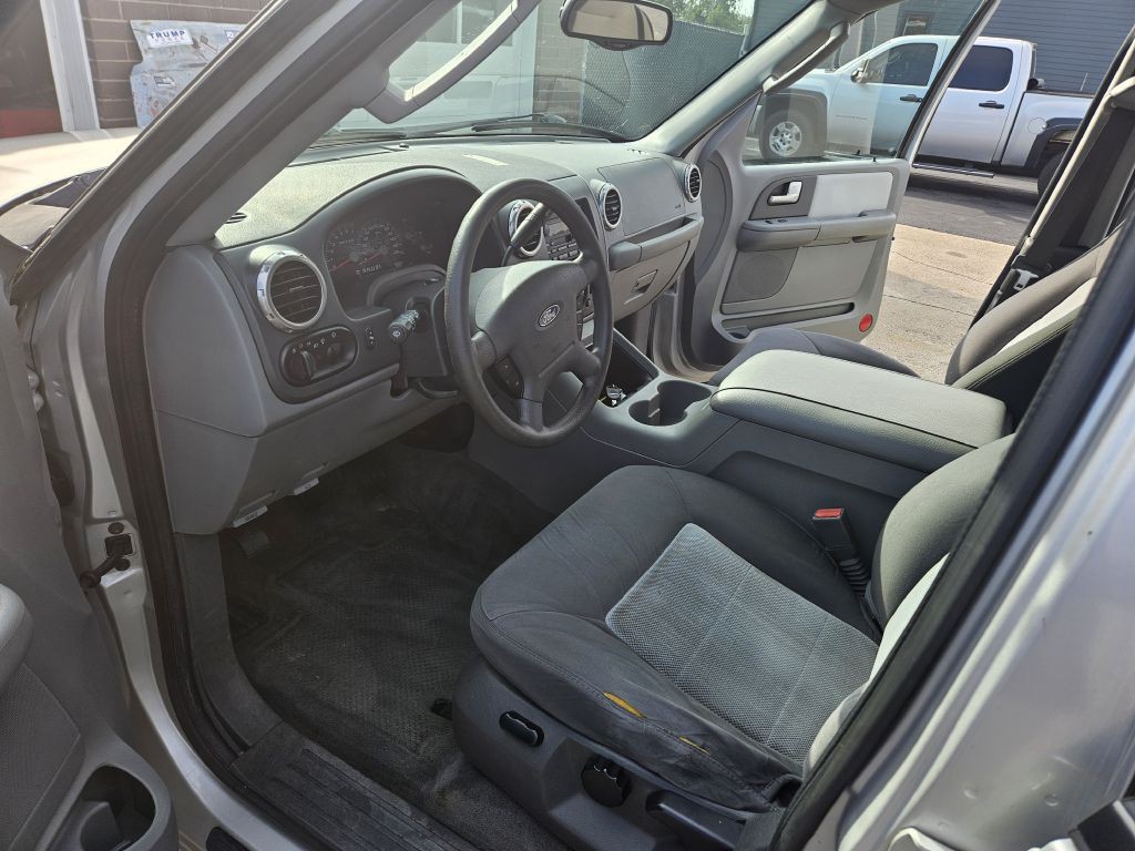 2004 Ford Expedition Image 5